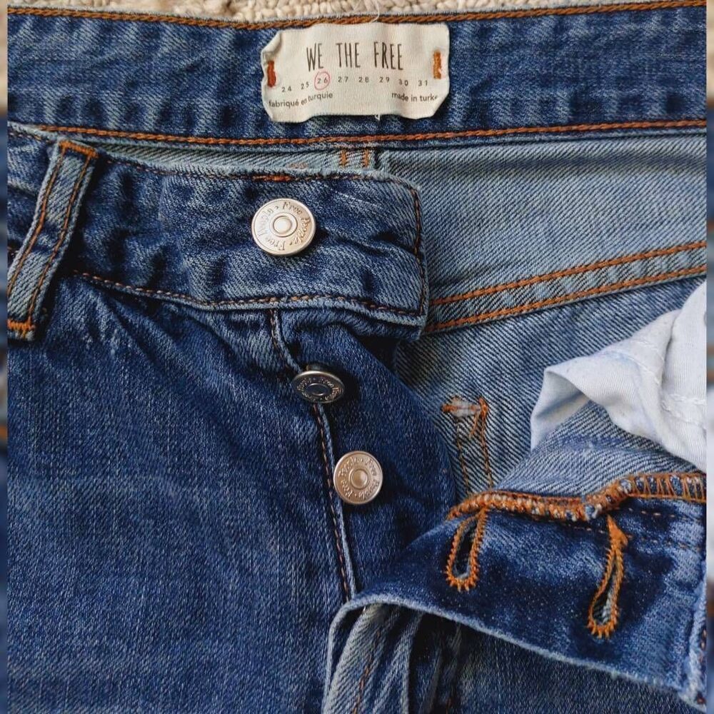 We The Free People High Rise Button Fly Raw Hem Ankle Jeans 26 Boho Distressed - Picture 5 of 6